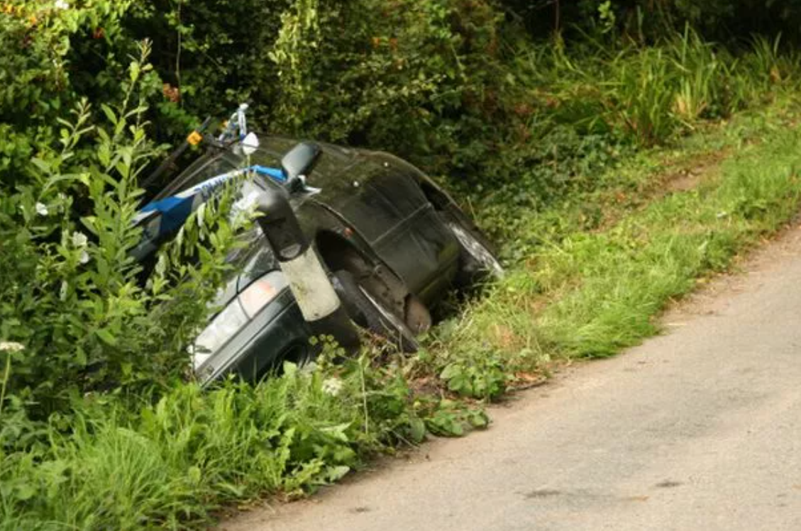 Zaglavljen auto pored puta: Priča sa terena